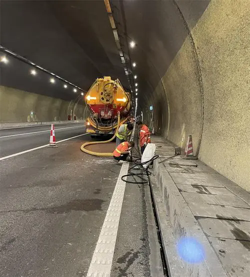 青龙隧道排水渠清淤